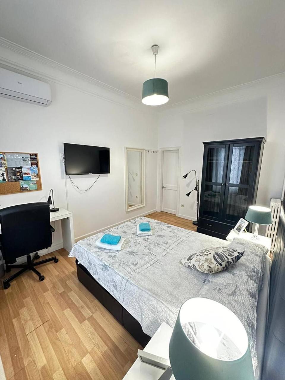 Rooms Tetu Барселона Экстерьер фото