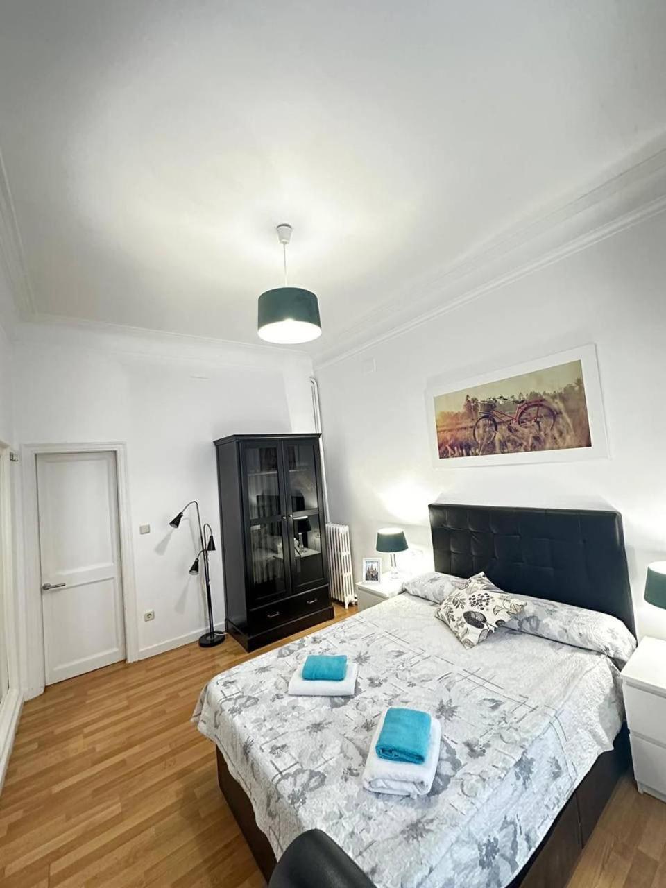 Rooms Tetu Барселона Экстерьер фото